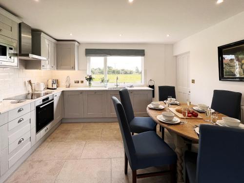 Konyha, Dell View by The Suffolk Cottage Collection in Capel St Mary