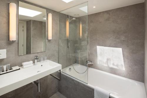 Superior Double or Twin Room image 6