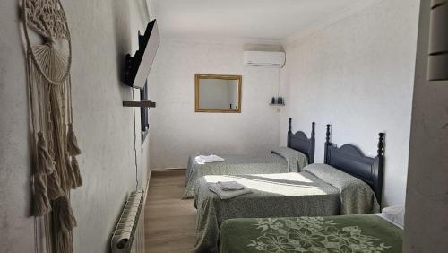 3 twin beds