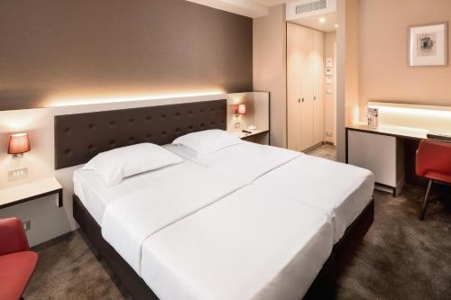 Double or Twin Room image 4