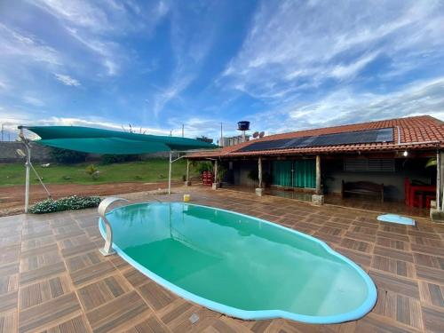 Chácara de lazer em Ordália com piscina aquecida e lago de pesca