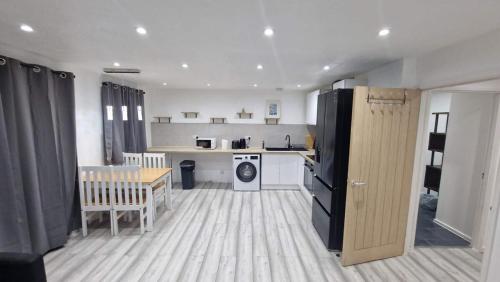 Cozy Modern 3 Bed, 2 Bedroom Apartment - Secure Parking - Close to Manchester City Centre and Old Trafford, Mánchester