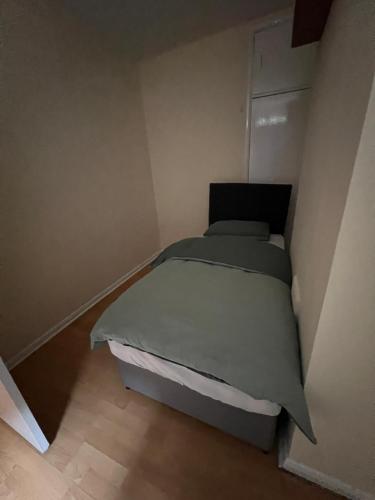 Three-Bedroom House image 4