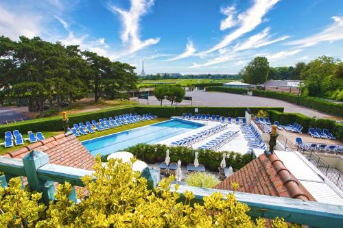 Swimming pool, Renaissance Paris Hippodrome de St. Cloud Hotel in Rueil-Malmaison