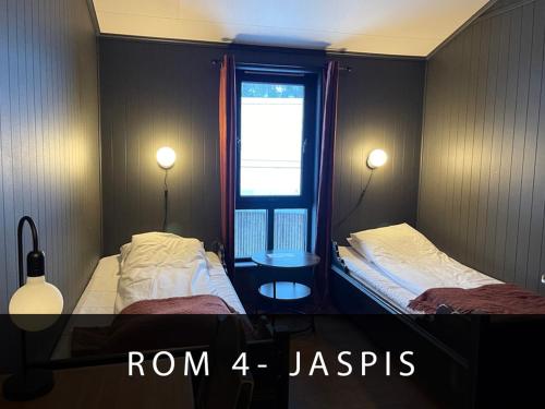 2 twin beds