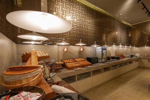 ห้องอาหาร, Lalynn Resort & Villas, Phuket in ป่าคลอก