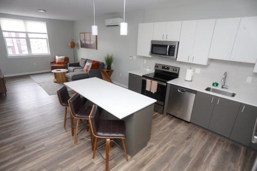 Luxury Apartment with Gym, Steps From Commuter Rail #3013 in 納提克