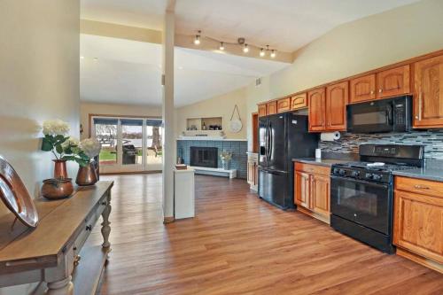 Meyers Bay Sunset Lakefront Cottage in Fox Lake with Boat Pier