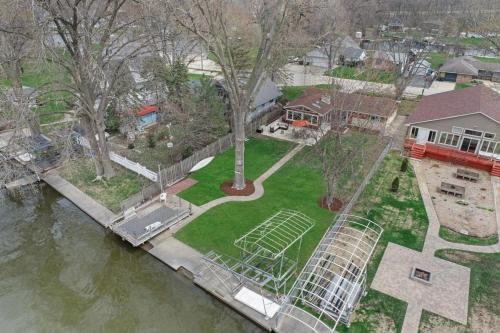 Meyers Bay Sunset Lakefront Cottage in Fox Lake with Boat Pier