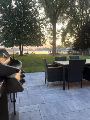 Meyers Bay Sunset Lakefront Cottage in Fox Lake with Boat Pier