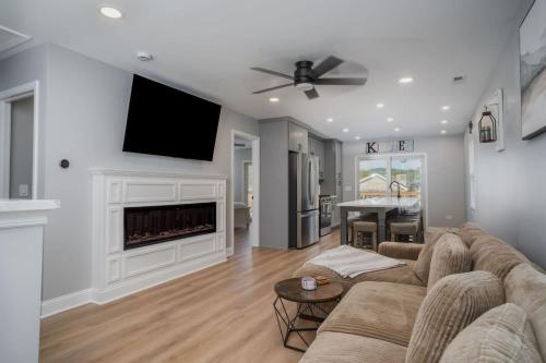 Harbor Clubhouse 3Bed 3.5Bath Modern Waterfront with Fireplace in Johnsburg (IL)