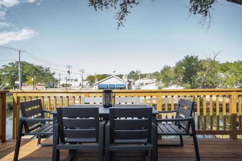 Harbor Clubhouse 3Bed 3.5Bath Modern Waterfront with Fireplace in Johnsburg (IL)