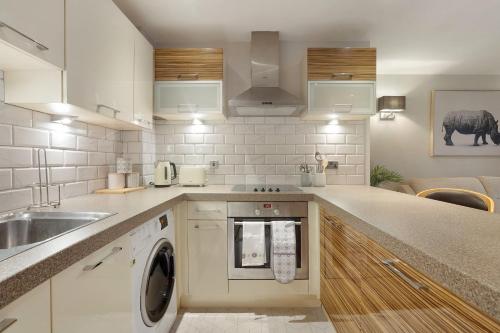 ห้องครัว, NEW! 2BR in Stephenson House in ยาร์น