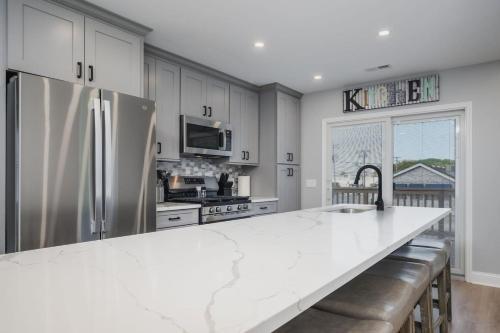 Harbor Clubhouse 3Bed 3.5Bath Modern Waterfront with Fireplace in Johnsburg (IL)