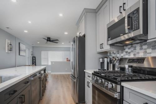 Harbor Clubhouse 3Bed 3.5Bath Modern Waterfront with Fireplace in Johnsburg (IL)