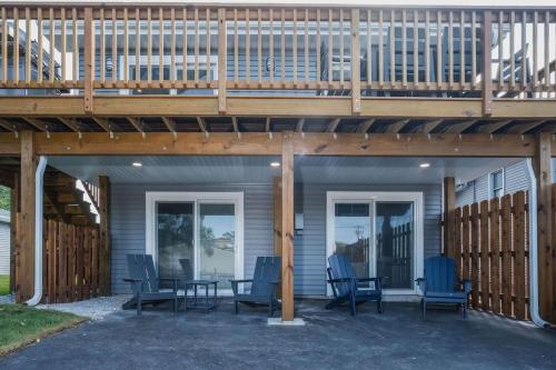 Harbor Clubhouse 3Bed 3.5Bath Modern Waterfront with Fireplace in Johnsburg (IL)
