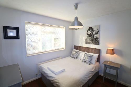 Binfield - Spacious Luxurious Four Bedroom House - Tap to explore photos