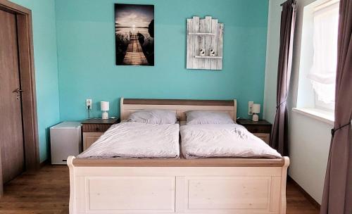 1 queen bed, 1 bunk bed