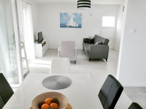 Facilities, House Dragi in Zirje