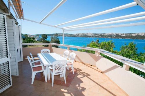 3 bedrooms, 4 beds