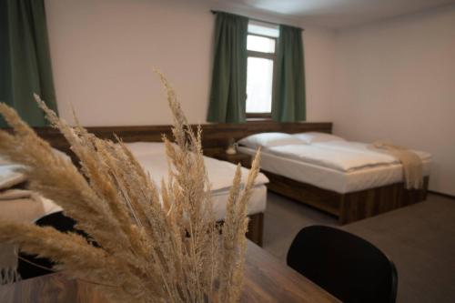 2 queen beds, 1 twin bed