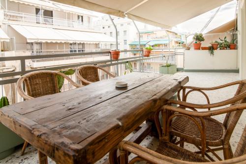 Stylish 2-Bedroom Apartment with Big Terrace in Athens, Atenas