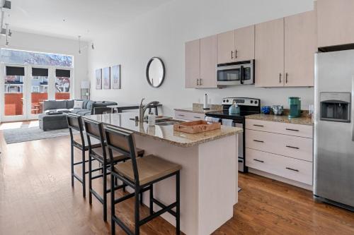 Stay In The Heart of NULU with Free Parking in Louisville, USA