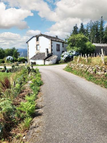 Charming house in Ourol with mountain view, large garden. gîte à louer Montouto