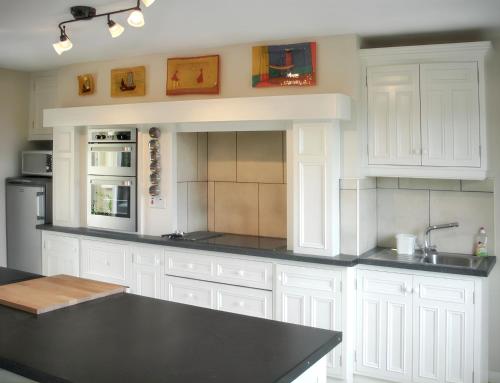 virtuve, Spacious house with sea and mountain views, Co. Kerry in Kilnanare