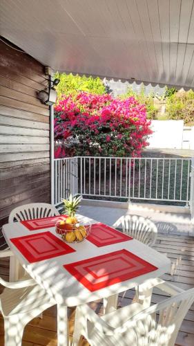 Balcony/terrace, Bungalow charmant a Bouillante avec terrasse privee in Bouillante