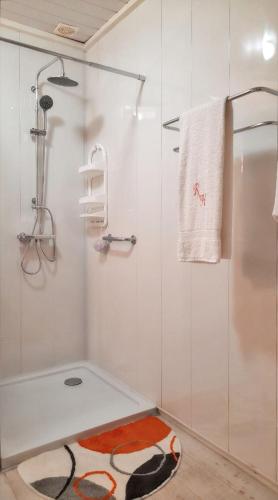 Shower, Bungalow charmant a Bouillante avec terrasse privee in Bouillante
