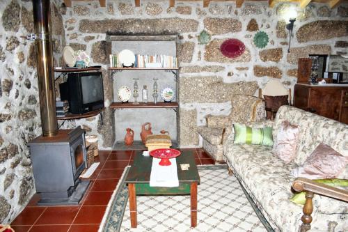House with 4 bedrooms in Nogueira with furnished terrace and WiFi - image 5