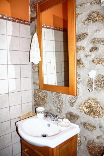 House with 4 bedrooms in Nogueira with furnished terrace and WiFi - image 7