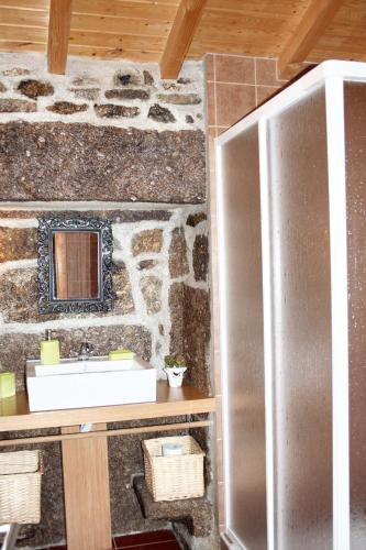 ฝักบัว, Spacious Family House in Nogueira with Garden in มาร์โค เดอ คานาเวเซส