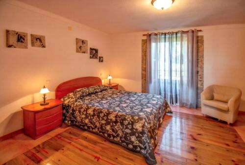 House with 4 bedrooms in Porto de Mos with wonderful lake view shared pool furnished garden 30 km from the beach - image 12
