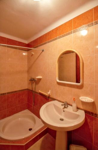 House with 4 bedrooms in Porto de Mos with wonderful lake view shared pool furnished garden 30 km from the beach - image 3