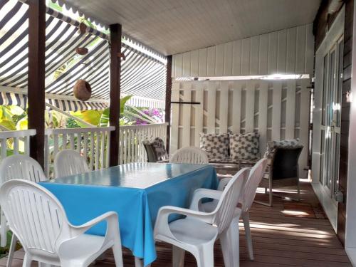Balcony/terrace, Bungalow accueillant a Bouillante avec climatisation et terrasse in Bouillante