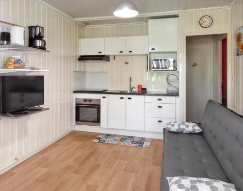 Kitchen, Bungalow accueillant a Bouillante avec climatisation et terrasse in Bouillante