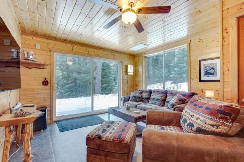 Quiet Cabin on 5 Acres Less Than 2 Mi to Chain O Lakes in Eagle River, USA