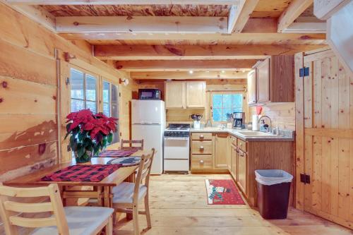 Quiet Cabin on 5 Acres Less Than 2 Mi to Chain O Lakes in Eagle River, USA