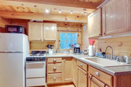 Quiet Cabin on 5 Acres Less Than 2 Mi to Chain O Lakes in Eagle River, USA