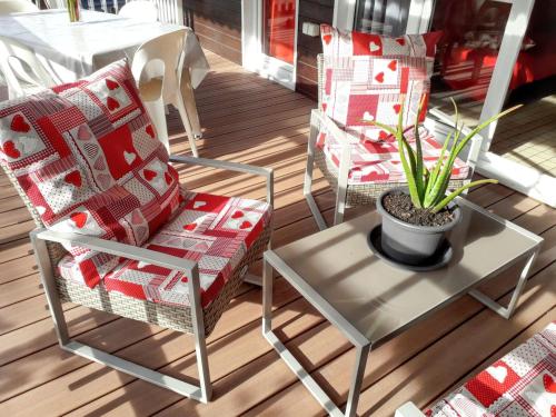 Balcony/terrace, Bungalow charmant a Bouillante avec terrasse et barbecue in Pointe-Noire