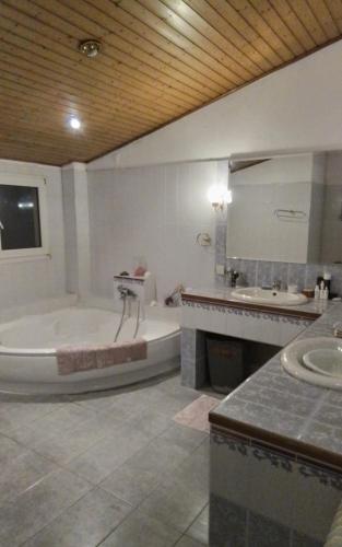 Metro Paĺlini Rooms to Rent 20 min to Syntagma 15 minutes to Airport 24 hours train Bus and 200 meter aŵay 1