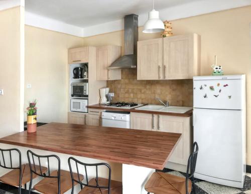 廚房, Maison accueillante a Orgnac-l'Aven avec piscine partagee in 奧爾尼亞克拉旺