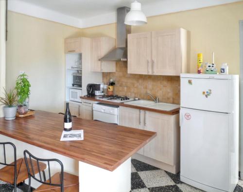 廚房, Maison accueillante a Orgnac-l'Aven avec piscine partagee in 奧爾尼亞克拉旺