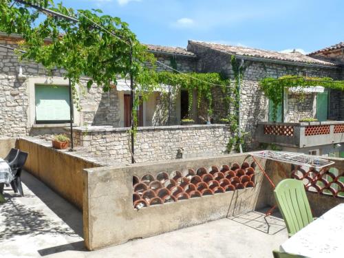 陽台/露台, Maison accueillante a Orgnac-l'Aven avec piscine partagee in 奧爾尼亞克拉旺