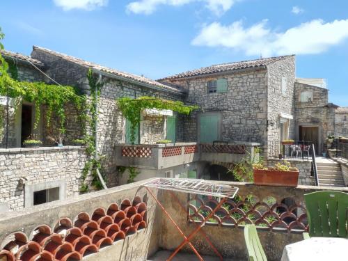 陽台/露台, Maison accueillante a Orgnac-l'Aven avec piscine partagee in 奧爾尼亞克拉旺