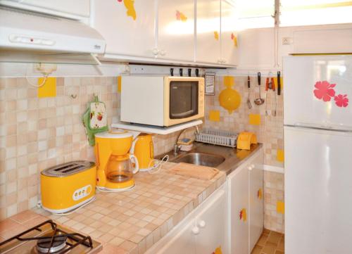 кухня, Studio cocooning a Saint Anne / 27 m² / jardin fleuri in Сент-Анна