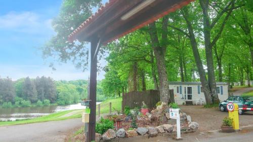 Bungalow with 2 bedrooms in Rochechouart with wonderful lake view shared pool enclosed garden 15 km from the beach - image 2