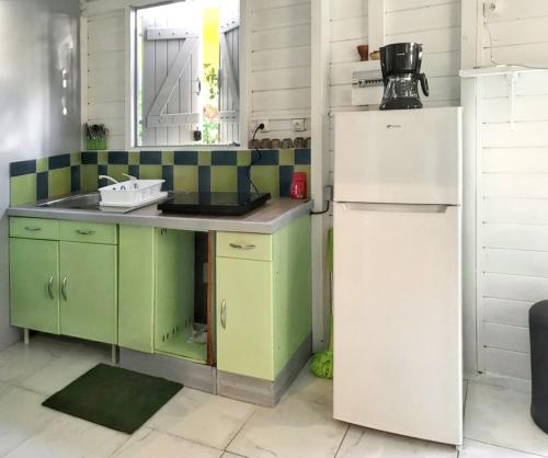 Cocina, Appartement cosy au Carbet avec balcon et vue sur mer - 70 m² in Le Carbet